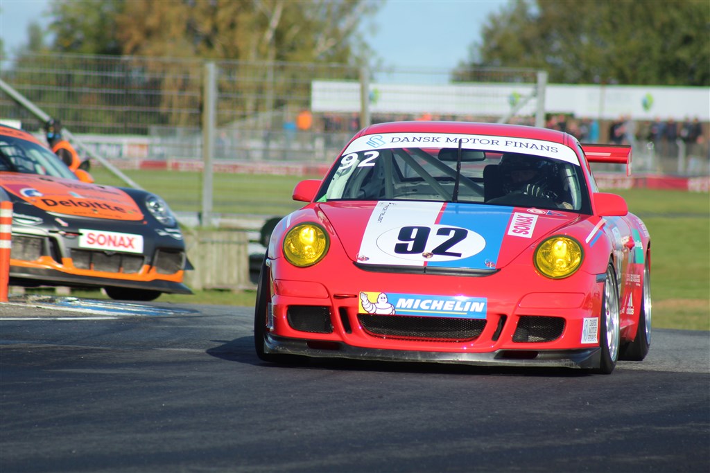 Tage Sandvej Nielsen havde hevet den anden Porsche ud af garagen. Planen var ellers at den skulle have kørt hele efterårssæsonen, men den fik desværre en skade i et DEC løb i august måned, så den først var klar nu til finalen i SSC.
(Foto: JJ Media)